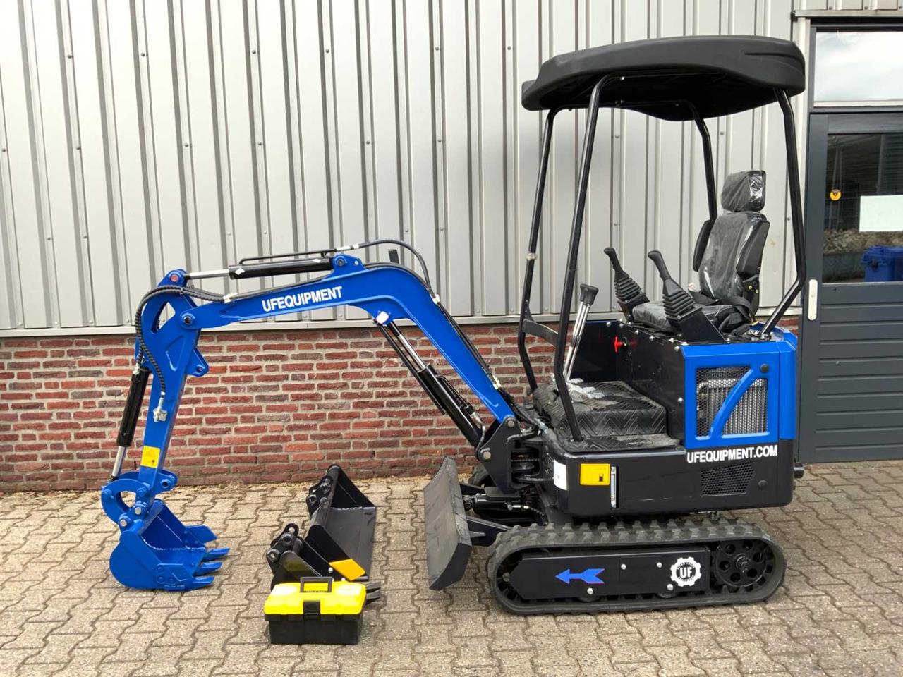 Ultra Force Equipment NM-E15 - Lánctalpas kotró: 2 kép. Ultra Force Equipment NM-E15 - Lánctalpas kotró: 2 kép.
