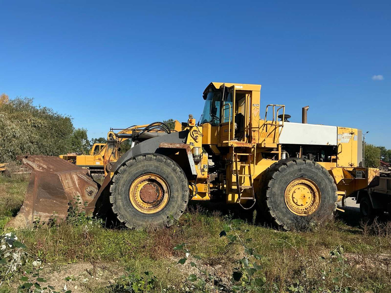 VOLVO L330B - Gumikerekes homlokrakodó: 2 kép. VOLVO L330B - Gumikerekes homlokrakodó: 2 kép.