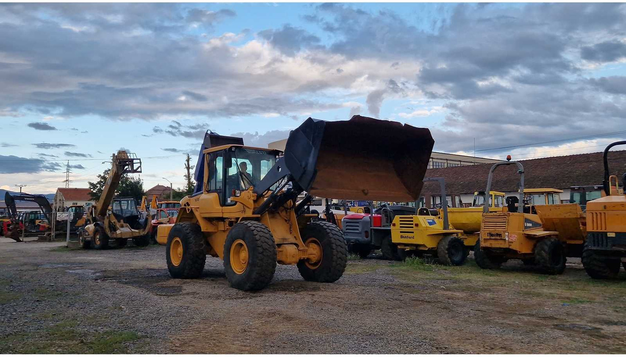VOLVO L90F - Gumikerekes homlokrakodó: 3 kép. VOLVO L90F - Gumikerekes homlokrakodó: 3 kép.