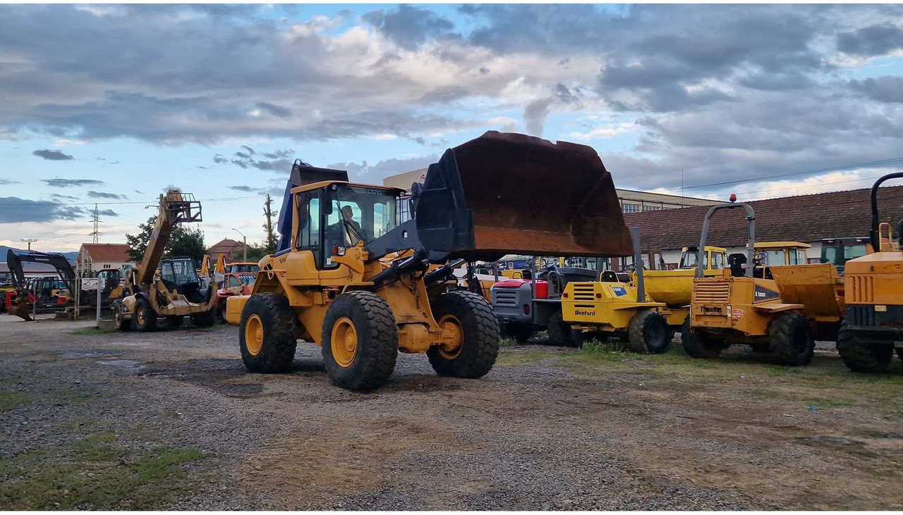 VOLVO L90F - Gumikerekes homlokrakodó: 2 kép. VOLVO L90F - Gumikerekes homlokrakodó: 2 kép.
