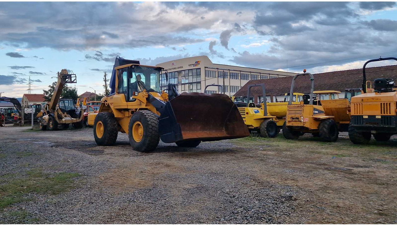 VOLVO L90F - Gumikerekes homlokrakodó: 4 kép. VOLVO L90F - Gumikerekes homlokrakodó: 4 kép.