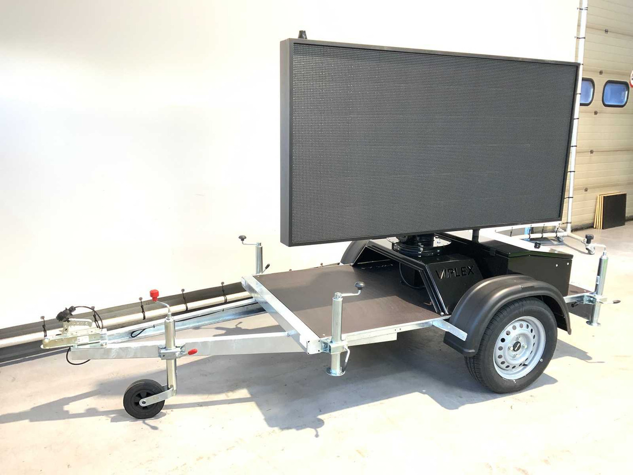 Viplex tekstkar P8 ledscherm op aanhangwagen - Építőipari berendezések, Pótkocsi: 2 kép. Viplex tekstkar P8 ledscherm op aanhangwagen - Építőipari berendezések, Pótkocsi: 2 kép.