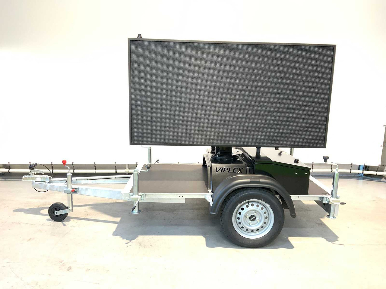 Viplex tekstkar P8 ledscherm op aanhangwagen - Építőipari berendezések, Pótkocsi: 2 kép. Viplex tekstkar P8 ledscherm op aanhangwagen - Építőipari berendezések, Pótkocsi: 2 kép.