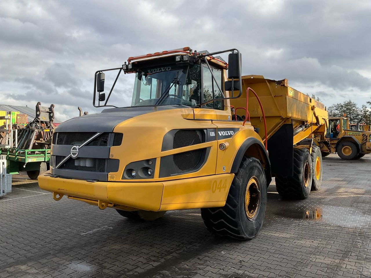 Volvo A30G - Dömper: 2 kép. Volvo A30G - Dömper: 2 kép.