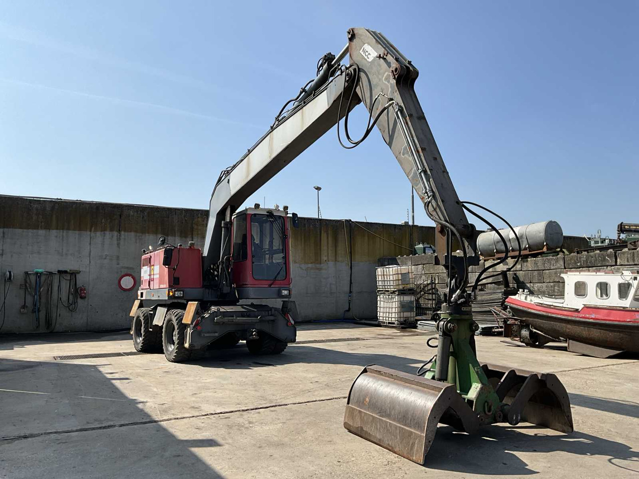 Volvo/Akkerman EW200 - Gumikerekes kotró: 2 kép. Volvo/Akkerman EW200 - Gumikerekes kotró: 2 kép.