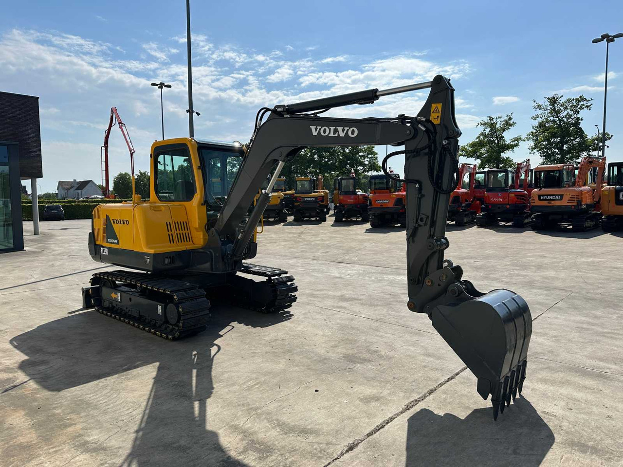 Volvo EC55B - Lánctalpas kotró: 3 kép. Volvo EC55B - Lánctalpas kotró: 3 kép.