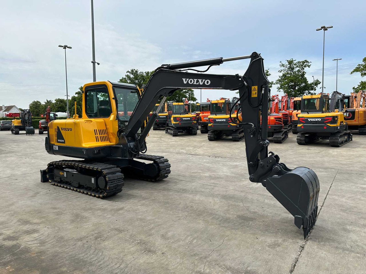 Volvo EC55B - Lánctalpas kotró: 3 kép. Volvo EC55B - Lánctalpas kotró: 3 kép.