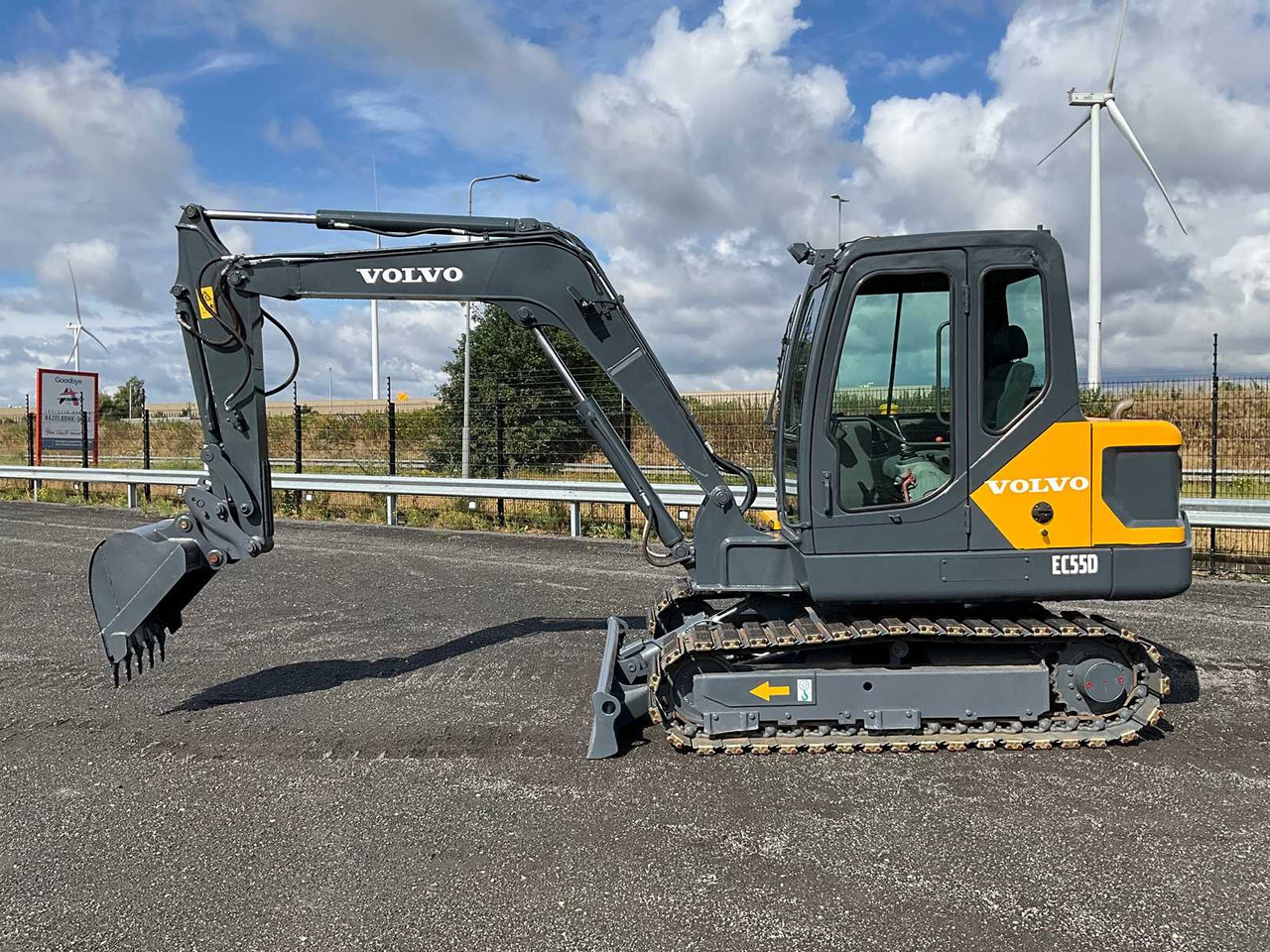 Volvo EC55D - Lánctalpas kotró: 2 kép. Volvo EC55D - Lánctalpas kotró: 2 kép.
