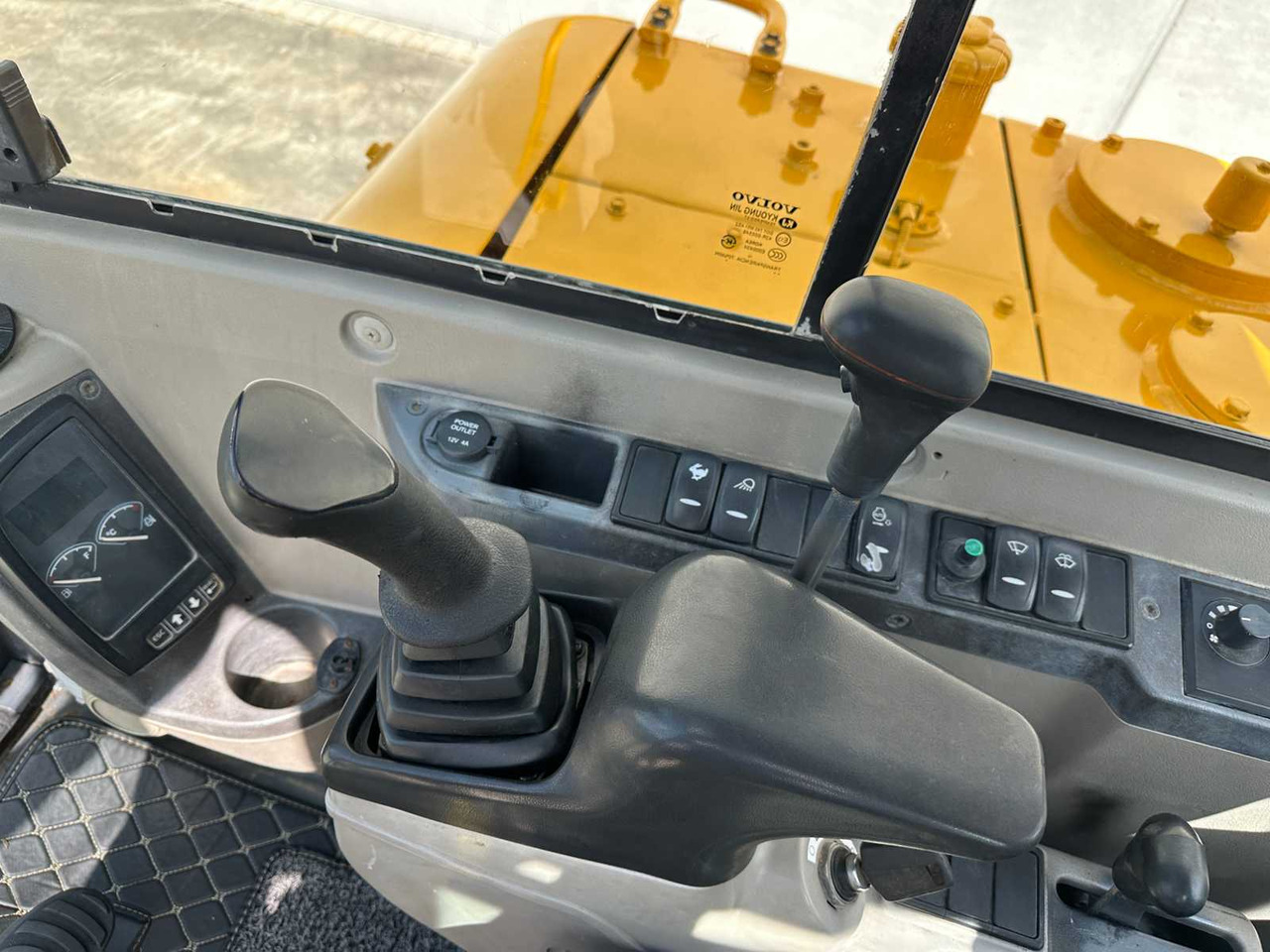 Lánctalpas kotró Volvo EC60C: 33 kép.