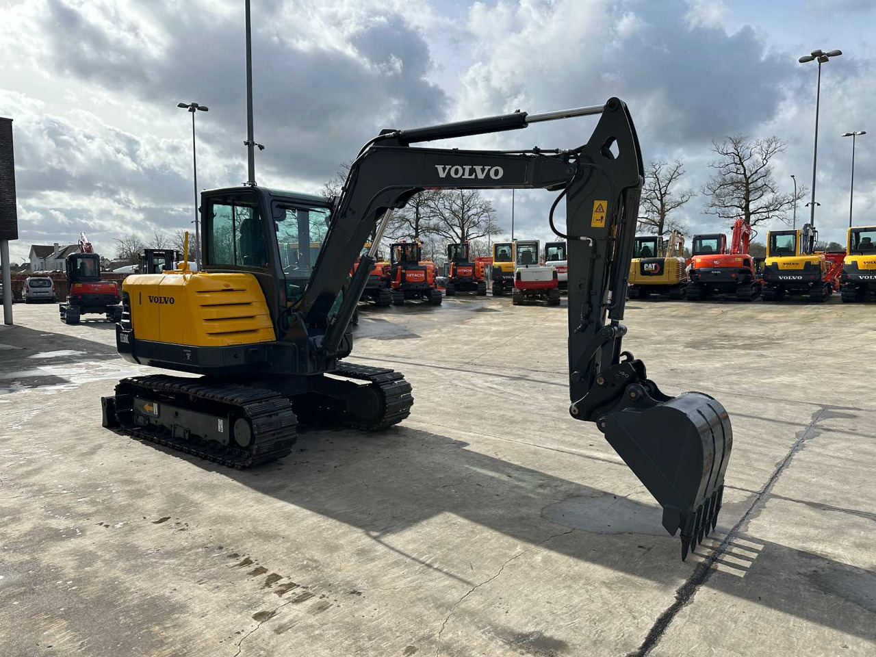 Volvo EC60C - Lánctalpas kotró: 3 kép. Volvo EC60C - Lánctalpas kotró: 3 kép.