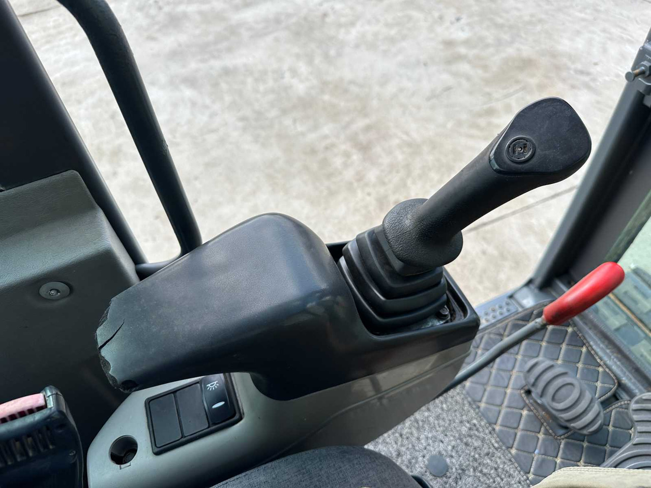Lánctalpas kotró Volvo EC60C: 37 kép.