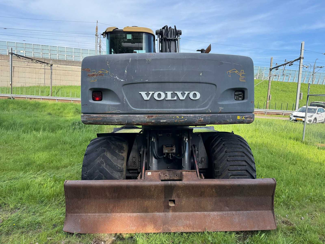 Volvo EW140 - Gumikerekes kotró: 5 kép. Volvo EW140 - Gumikerekes kotró: 5 kép.