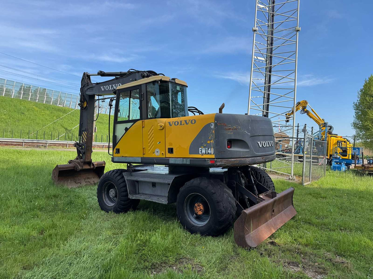 Volvo EW140 - Gumikerekes kotró: 3 kép. Volvo EW140 - Gumikerekes kotró: 3 kép.