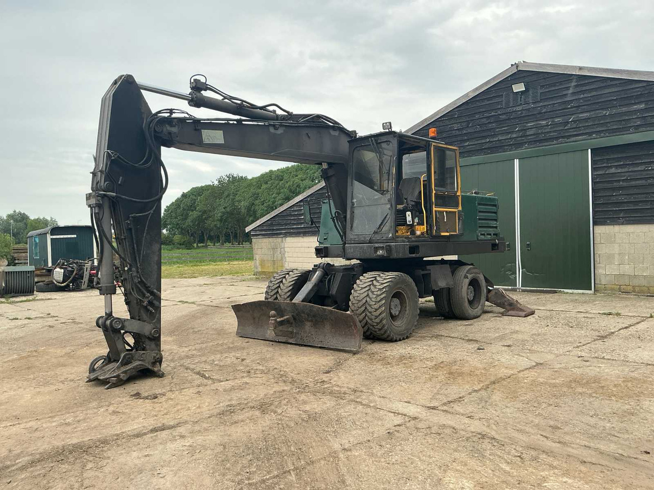 Volvo EW200 - Gumikerekes kotró: 1 kép. Volvo EW200 - Gumikerekes kotró: 1 kép.