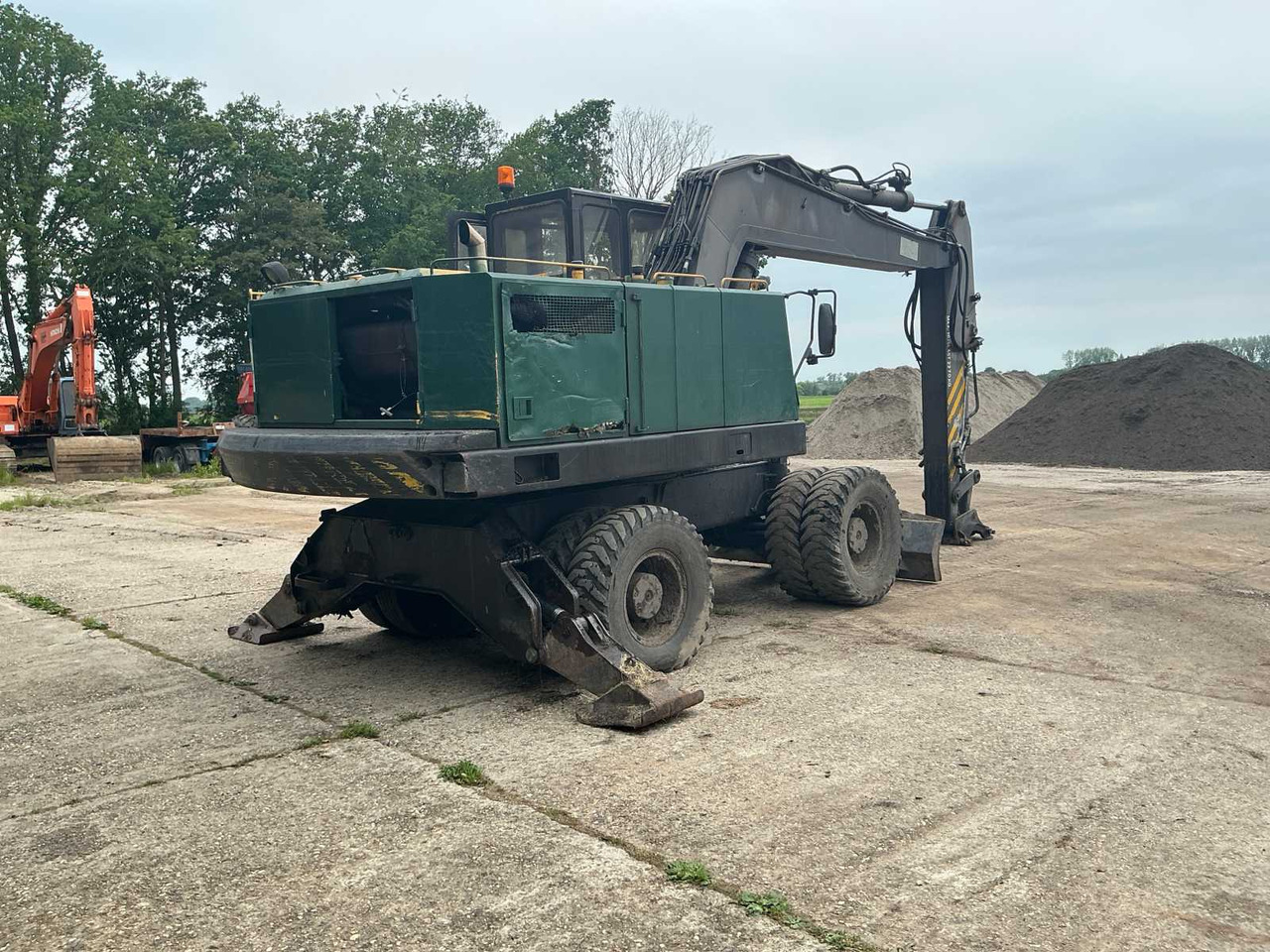 Volvo EW200 - Gumikerekes kotró: 5 kép. Volvo EW200 - Gumikerekes kotró: 5 kép.