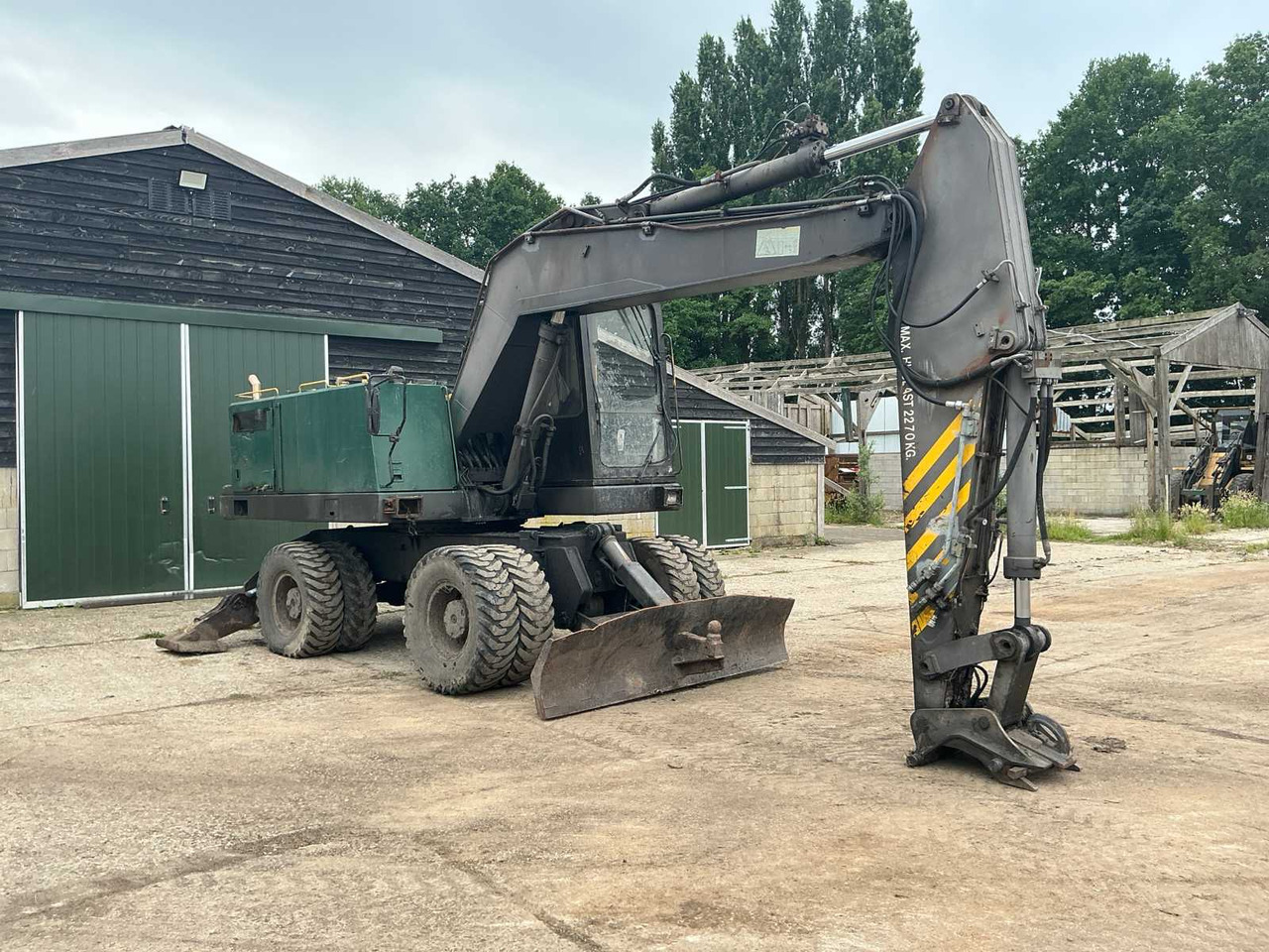 Volvo EW200 - Gumikerekes kotró: 3 kép. Volvo EW200 - Gumikerekes kotró: 3 kép.