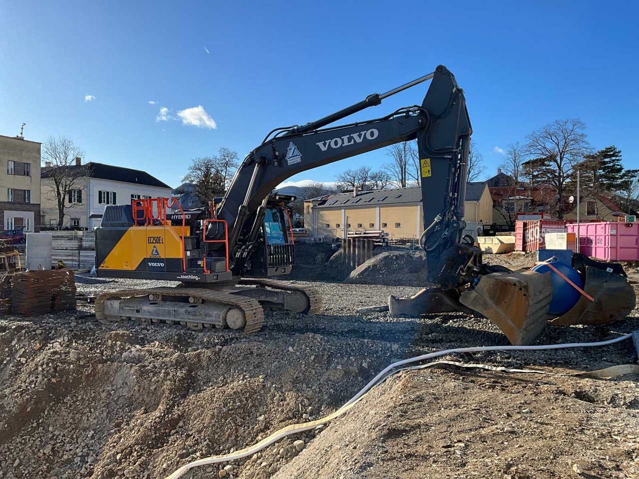 Volvo EXCAVATOR / EC250EL Hybrid - Lánctalpas kotró: 1 kép. Volvo EXCAVATOR / EC250EL Hybrid - Lánctalpas kotró: 1 kép.