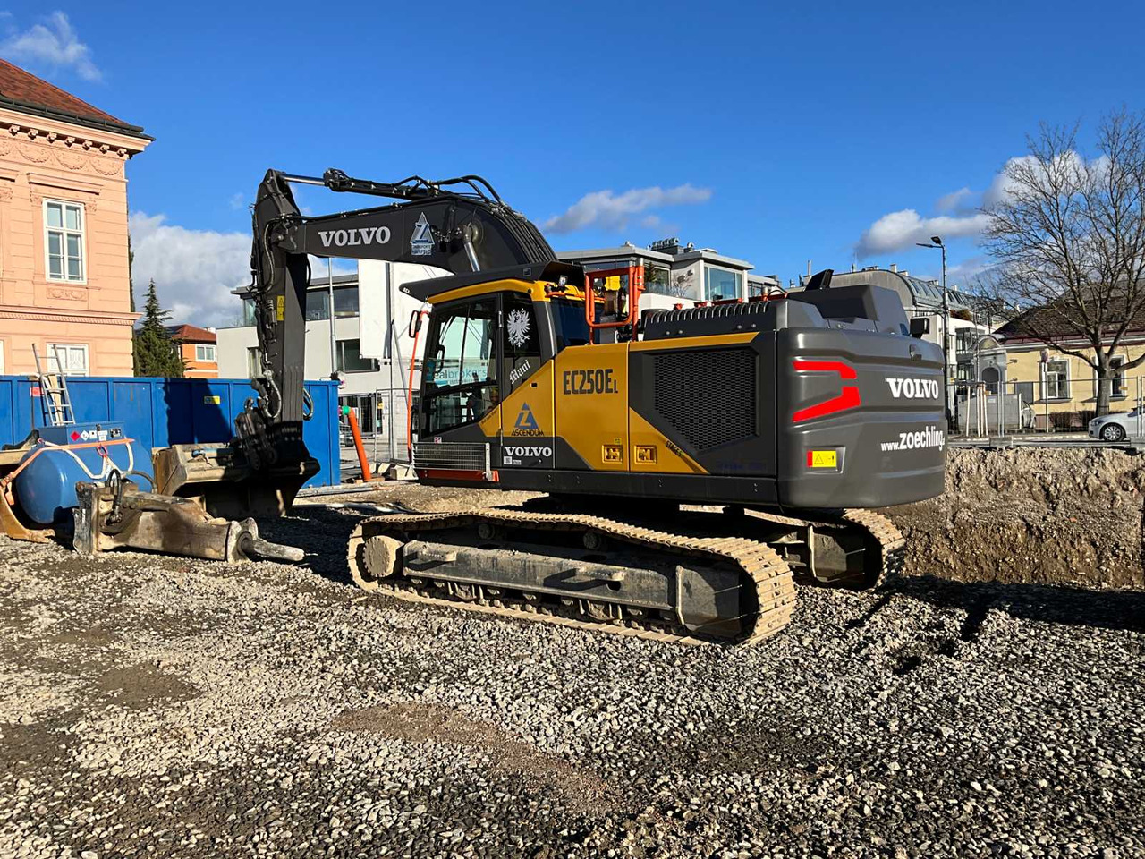 Volvo EXCAVATOR / EC250EL Hybrid - Lánctalpas kotró: 2 kép. Volvo EXCAVATOR / EC250EL Hybrid - Lánctalpas kotró: 2 kép.