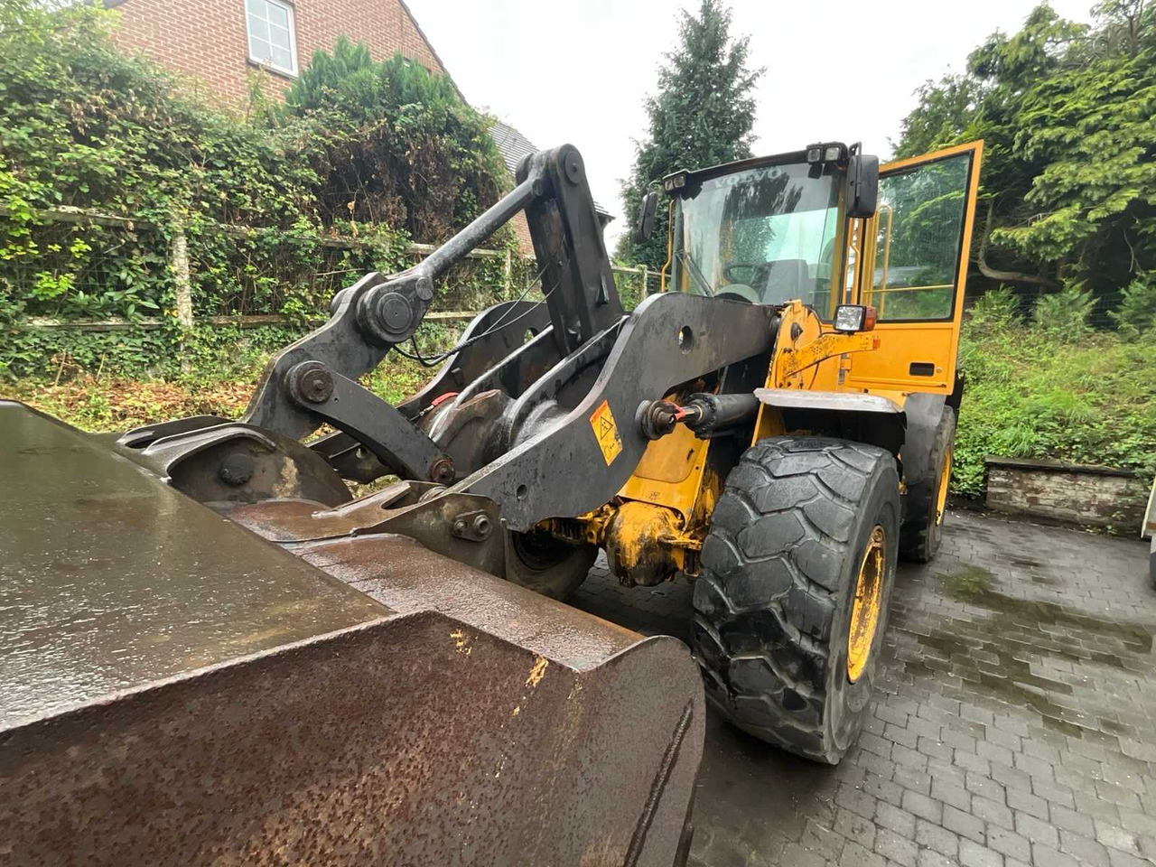 Volvo L110E - Gumikerekes homlokrakodó: 3 kép. Volvo L110E - Gumikerekes homlokrakodó: 3 kép.