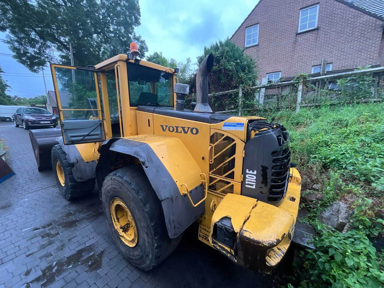 Volvo L110E - Gumikerekes homlokrakodó: 4 kép. Volvo L110E - Gumikerekes homlokrakodó: 4 kép.