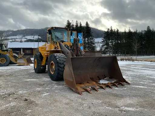 Volvo L150D - Gumikerekes homlokrakodó: 4 kép. Volvo L150D - Gumikerekes homlokrakodó: 4 kép.