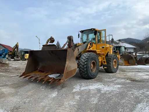 Volvo L150D - Gumikerekes homlokrakodó: 2 kép. Volvo L150D - Gumikerekes homlokrakodó: 2 kép.