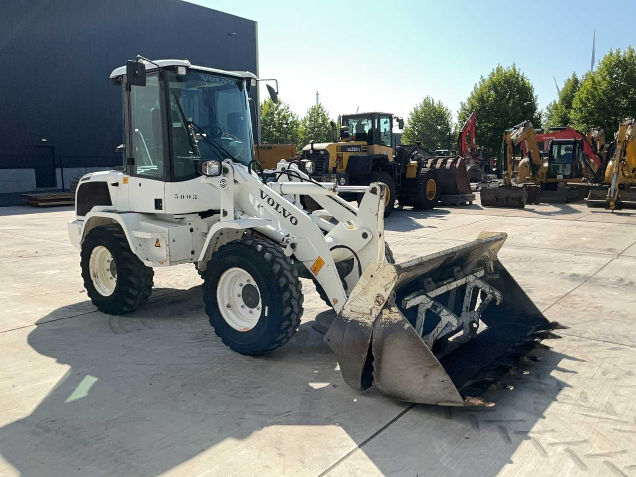 Volvo L30G - Gumikerekes homlokrakodó: 3 kép. Volvo L30G - Gumikerekes homlokrakodó: 3 kép.