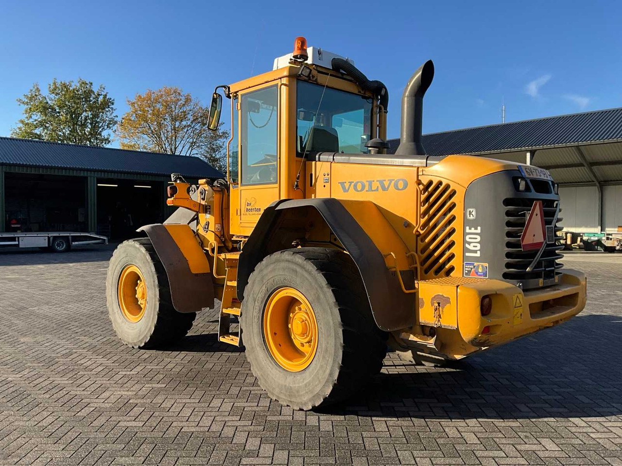 Volvo L60E - Gumikerekes homlokrakodó: 4 kép. Volvo L60E - Gumikerekes homlokrakodó: 4 kép.