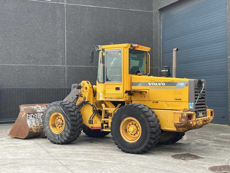 Volvo L70C - Mini homlokrakodó: 3 kép. Volvo L70C - Mini homlokrakodó: 3 kép.