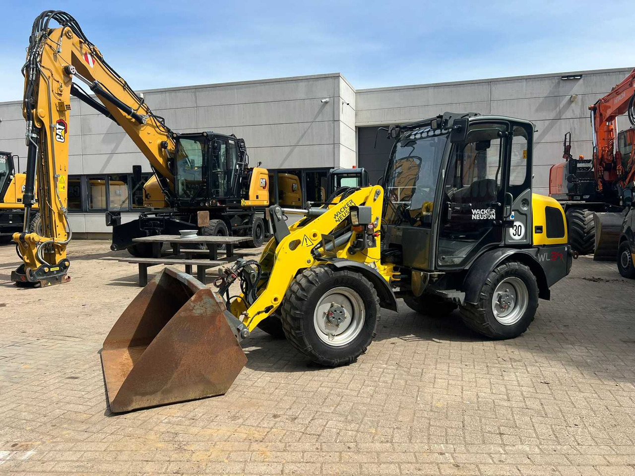 Wacker Neuson WL34 - Gumikerekes homlokrakodó: 1 kép. Wacker Neuson WL34 - Gumikerekes homlokrakodó: 1 kép.