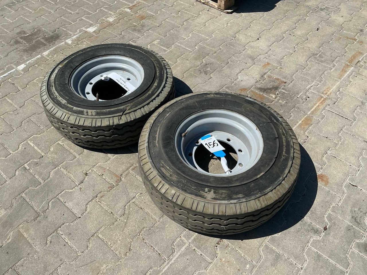 Wheel / tire on rim for Genie aerial platform (2x) - Gumiabroncsok és felnik - Traktor: 1 kép. Wheel / tire on rim for Genie aerial platform (2x) - Gumiabroncsok és felnik - Traktor: 1 kép.