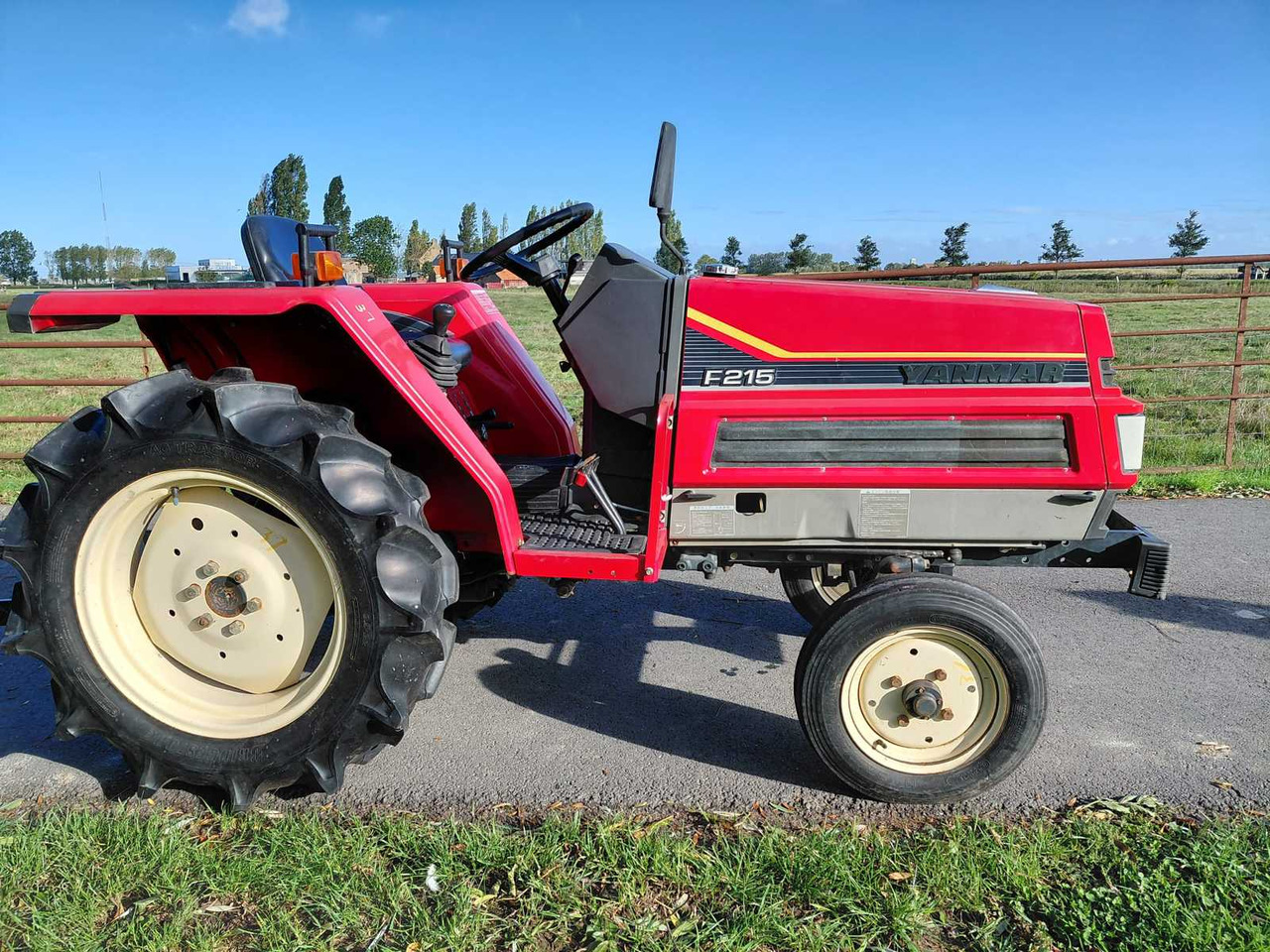 Yanmar F125 - Kistraktor: 3 kép. Yanmar F125 - Kistraktor: 3 kép.