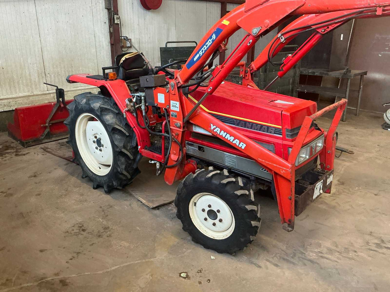 Yanmar F235 - Kistraktor: 3 kép. Yanmar F235 - Kistraktor: 3 kép.