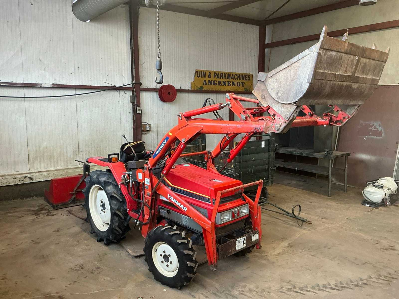 Yanmar F235 - Kistraktor: 2 kép. Yanmar F235 - Kistraktor: 2 kép.