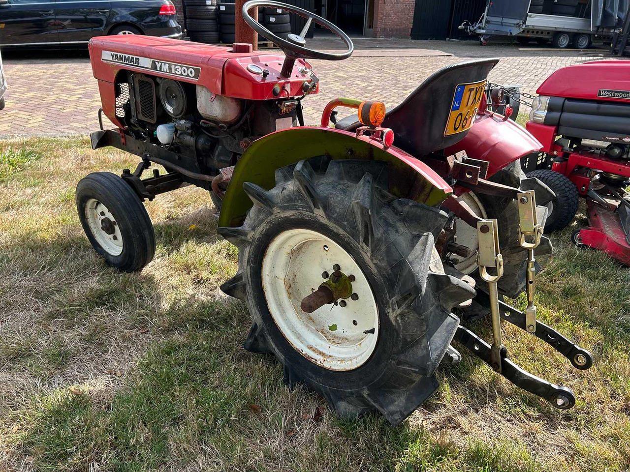 Yanmar YM1300 - Kistraktor: 5 kép. Yanmar YM1300 - Kistraktor: 5 kép.