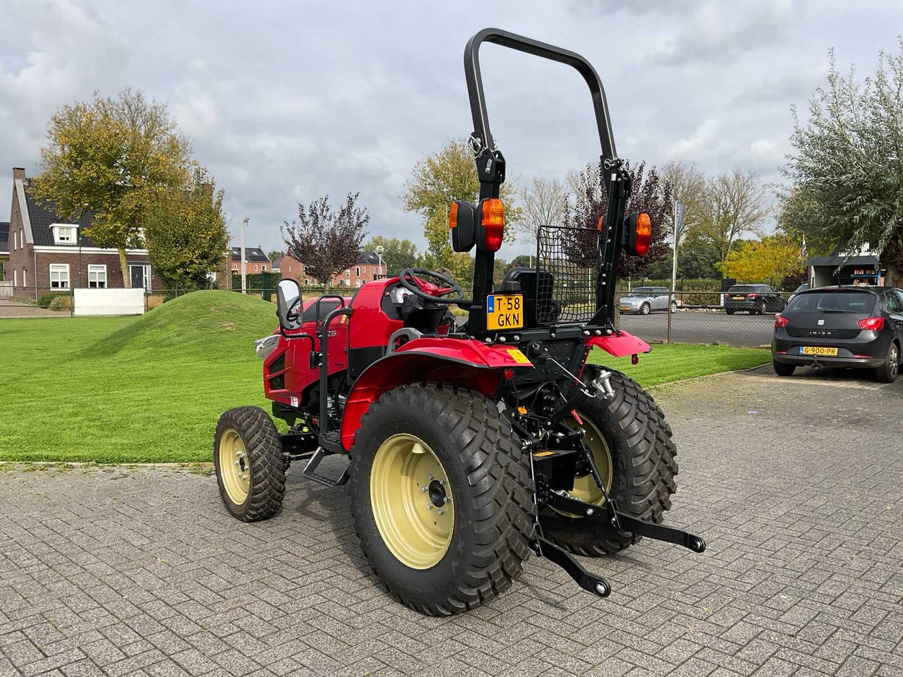 Yanmar YT235 - Kistraktor: 3 kép. Yanmar YT235 - Kistraktor: 3 kép.