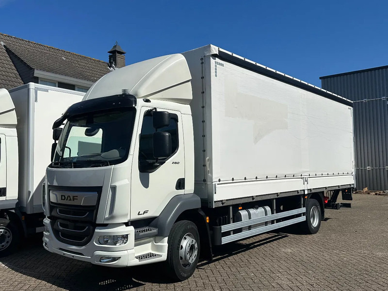 DAF LF 260 LF260.16 EURO6. 2022. Schuifzeil bakwagen met Laadklep. - Ponyvás teherautó: 1 kép. DAF LF 260 LF260.16 EURO6. 2022. Schuifzeil bakwagen met Laadklep. - Ponyvás teherautó: 1 kép.