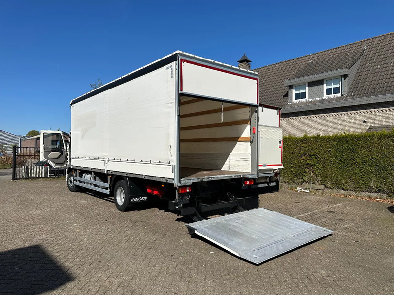 DAF LF 260 LF260.16 EURO6. 2022. Schuifzeil bakwagen met Laadklep. - Ponyvás teherautó: 3 kép. DAF LF 260 LF260.16 EURO6. 2022. Schuifzeil bakwagen met Laadklep. - Ponyvás teherautó: 3 kép.