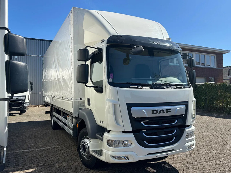 DAF LF 260 LF260.16 EURO6. 2022. Schuifzeil bakwagen met Laadklep. - Ponyvás teherautó: 2 kép. DAF LF 260 LF260.16 EURO6. 2022. Schuifzeil bakwagen met Laadklep. - Ponyvás teherautó: 2 kép.