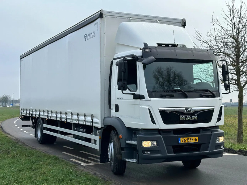 MAN TGM TGM. 15.250. EURO6. 2020. Schuifzeil Bakwagen met Laadklep 990x248x270 - Ponyvás teherautó: 2 kép. MAN TGM TGM. 15.250. EURO6. 2020. Schuifzeil Bakwagen met Laadklep 990x248x270 - Ponyvás teherautó: 2 kép.