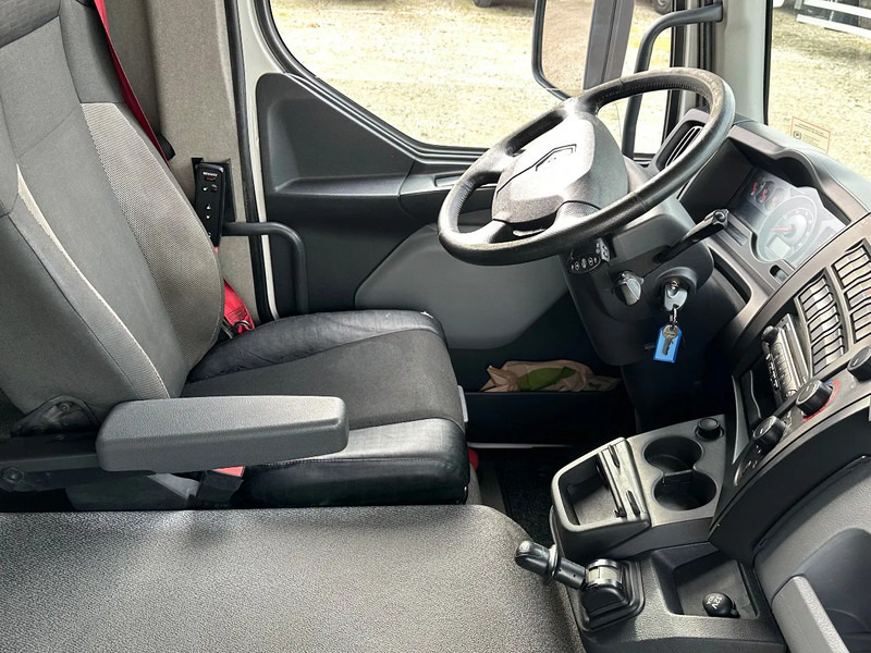 Dobozos felépítményű teherautó Renault D: 15 kép.