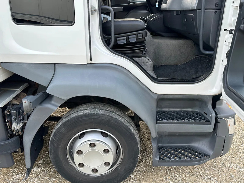 Dobozos felépítményű teherautó Renault D: 6 kép.