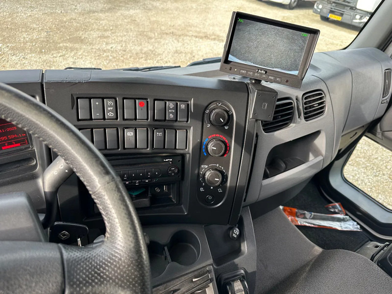 Dobozos felépítményű teherautó Renault D: 18 kép.