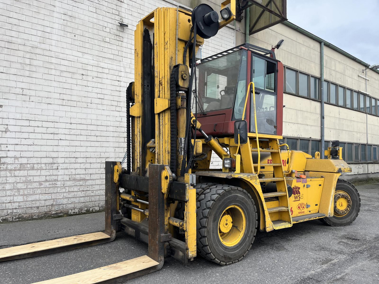 CVS Ferrari F16 - Konténer targoncá: 2 kép. CVS Ferrari F16 - Konténer targoncá: 2 kép.