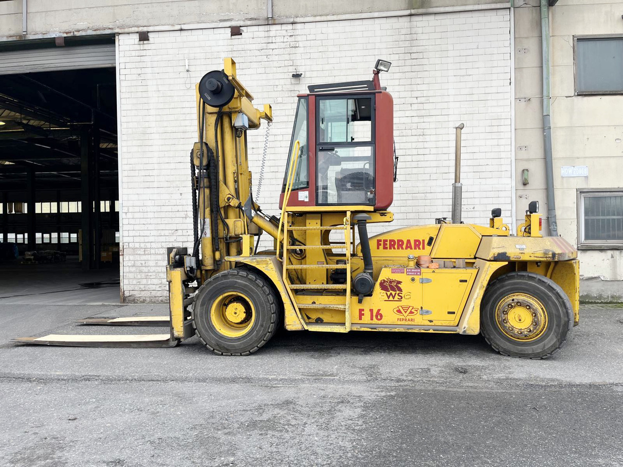 CVS Ferrari F16 - Konténer targoncá: 3 kép. CVS Ferrari F16 - Konténer targoncá: 3 kép.