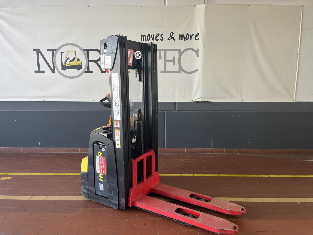 Hyster S1.4 - Emelőtargoncá: 1 kép. Hyster S1.4 - Emelőtargoncá: 1 kép.