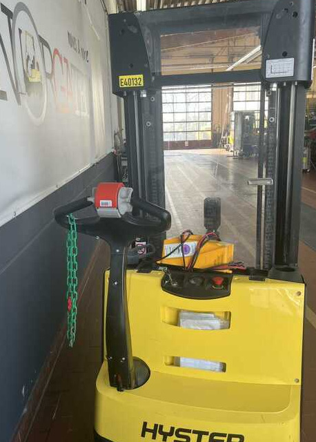 Hyster S1.4 - Emelőtargoncá: 3 kép. Hyster S1.4 - Emelőtargoncá: 3 kép.