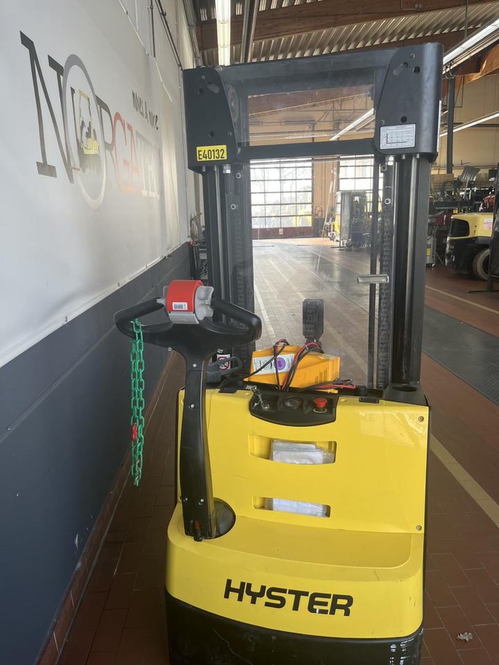 Hyster S1.4 - Emelőtargoncá: 4 kép. Hyster S1.4 - Emelőtargoncá: 4 kép.