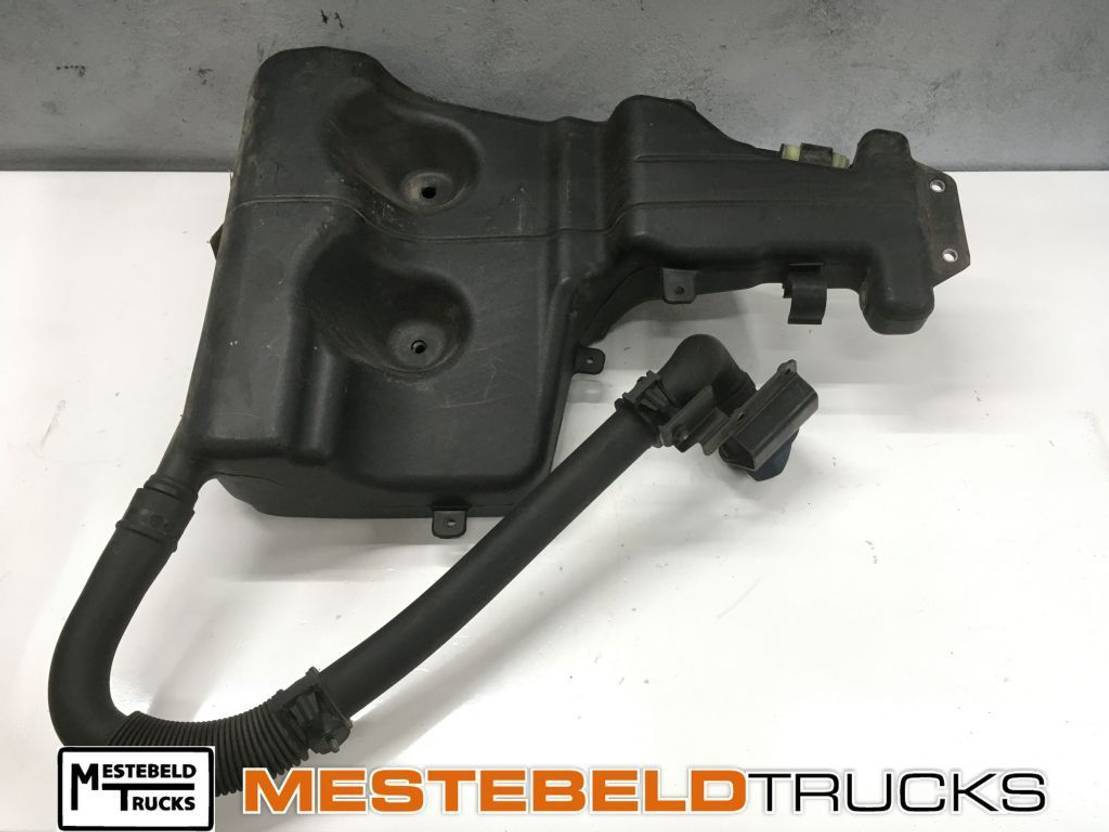 DAF Ruitensproeierreservoir XF 106 - Fülke és belső tér - Teherautó: 1 kép. DAF Ruitensproeierreservoir XF 106 - Fülke és belső tér - Teherautó: 1 kép.