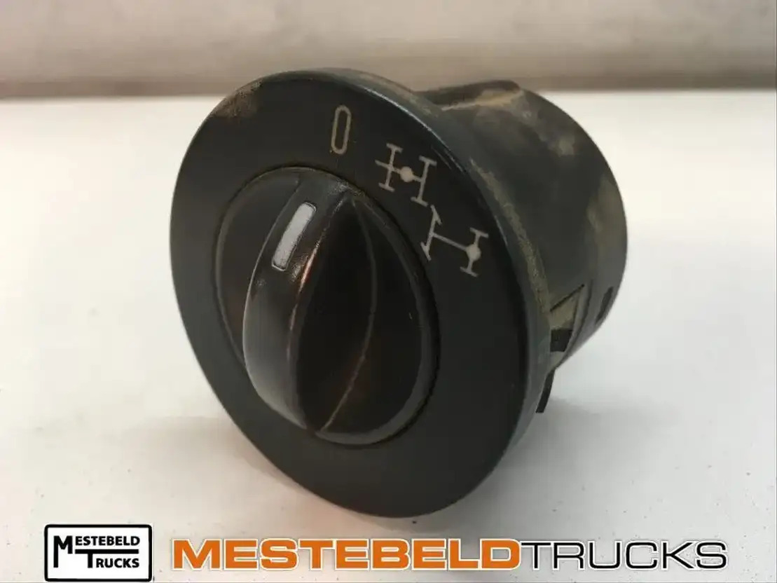 MAN Differentieelsper schakelaar - Fülke és belső tér - Teherautó: 1 kép. MAN Differentieelsper schakelaar - Fülke és belső tér - Teherautó: 1 kép.